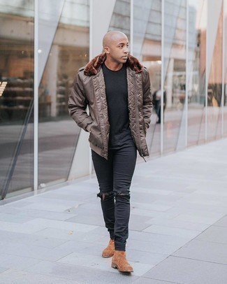 Comment porter un jean noir avec des bottines chelsea en daim marron: Un blouson aviateur marron et un jean noir sont une tenue parfaite à avoir dans ton arsenal. Une paire de bottines chelsea en daim marron apportera une esthétique classique à l'ensemble.