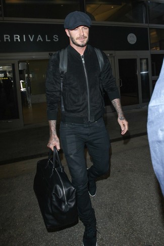 Tenue de David Beckham: Blouson aviateur en daim noir, Jean noir, Chaussures de sport noires, Casquette plate noire