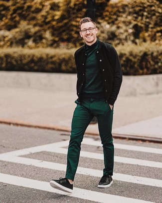 Comment porter un pantalon de costume vert: Harmonise un blouson aviateur noir avec un pantalon de costume vert pour un look classique et élégant. Mélange les styles en portant une paire de baskets basses en cuir noires.
