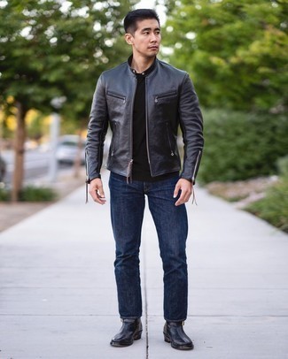 Comment porter un blouson aviateur noir: Pense à porter un blouson aviateur noir et un jean bleu marine pour une tenue idéale le week-end. Choisis une paire de bottines chelsea en cuir noires pour afficher ton expertise vestimentaire.