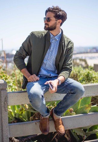 Comment porter un blouson aviateur vert foncé: Porte un blouson aviateur vert foncé et un jean bleu clair pour une tenue idéale le week-end. Habille ta tenue avec une paire de slippers en cuir marron.