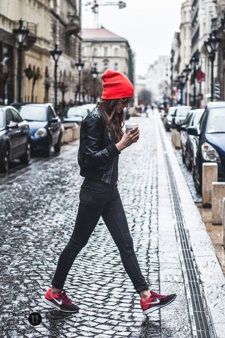 Comment porter un bonnet bordeaux: Associe un blouson aviateur en cuir noir avec un bonnet bordeaux pour une tenue idéale le week-end. Jouez la carte décontractée pour les chaussures et termine ce look avec une paire de chaussures de sport rouges.
