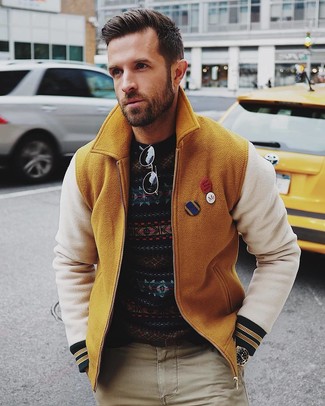 Comment porter un blouson aviateur en laine à 30 ans: Porte un blouson aviateur en laine et un pantalon chino beige pour une tenue confortable aussi composée avec goût.