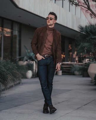 Comment porter un pull marron: Harmonise un pull marron avec un jean bleu marine pour un look de tous les jours facile à porter. Choisis une paire de bottes de loisirs en daim marron foncé pour afficher ton expertise vestimentaire.