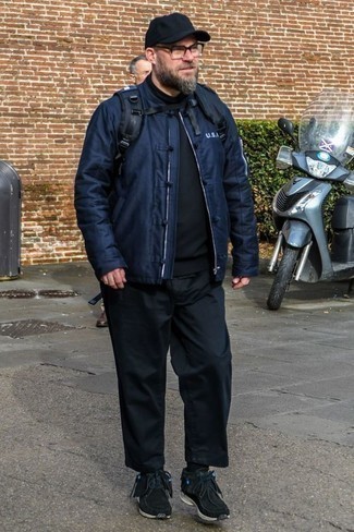 Un blouson aviateur à porter avec un pantalon chino noir après 40 ans: Associe un blouson aviateur avec un pantalon chino noir pour affronter sans effort les défis que la journée te réserve. Si tu veux éviter un look trop formel, fais d'une paire de chaussures de sport noires ton choix de souliers.
