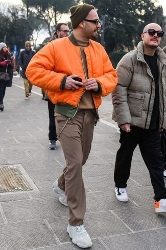 Tenue: Blouson aviateur orange, Pull à col roulé en laine marron clair, Pantalon chino marron, Chaussures de sport blanches