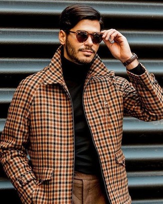 Comment porter un blouson aviateur en laine marron clair: Essaie d'associer un blouson aviateur en laine marron clair avec un pantalon de costume en laine marron pour un look pointu et élégant.