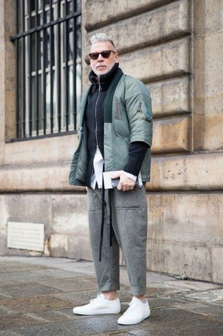 Associe un blouson aviateur vert menthe avec un pantalon chino en laine gris pour obtenir un look relax mais stylé. Une paire de des baskets basses en cuir blanches apportera un joli contraste avec le reste du look.