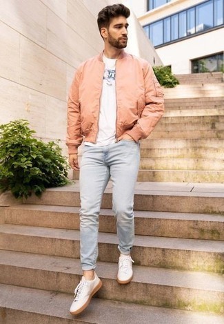 Comment porter un blouson aviateur rose: Harmonise un blouson aviateur rose avec un jean bleu clair pour obtenir un look relax mais stylé. Une paire de baskets basses en toile blanches est une option parfait pour complèter cette tenue.