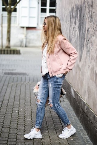 Comment porter un jean bleu: Associe un blouson aviateur rose avec un jean bleu pour un look idéal le week-end. Décoince cette tenue avec une paire de chaussures de sport blanches.