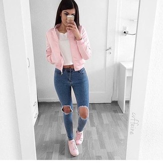 Comment porter un blouson aviateur rose: Choisis un blouson aviateur rose et un jean skinny déchiré bleu pour une impression décontractée. Une paire de baskets basses roses est une option parfait pour complèter cette tenue.