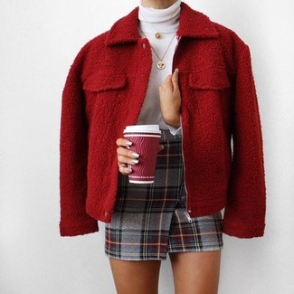 Comment porter une minijupe en laine écossaise grise: Porte un blouson aviateur en laine rouge et une minijupe en laine écossaise grise pour une tenue idéale le week-end.