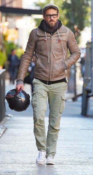 Tenue de Ryan Reynolds: Blouson aviateur en cuir beige, Sweat à capuche noir, Pantalon cargo olive, Baskets basses en toile blanches