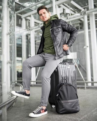 Comment porter une valise noire: Choisis pour le confort dans un blouson aviateur en cuir noir et une valise noire. Apportez une touche d'élégance à votre tenue avec une paire de baskets basses en toile imprimées noires.