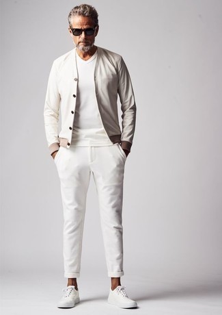 Tenue: Blouson aviateur blanc, T-shirt à col en v blanc, Pantalon chino blanc, Baskets basses en toile blanches