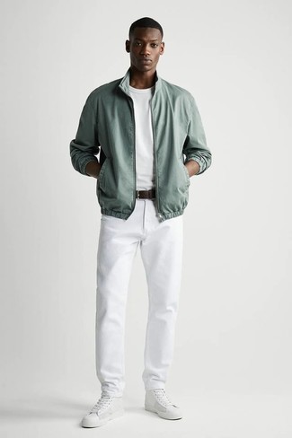 Comment porter un jean blanc: Pense à opter pour un blouson aviateur vert menthe et un jean blanc pour une tenue idéale le week-end. D'une humeur créatrice? Assortis ta tenue avec une paire de baskets montantes en cuir blanches.