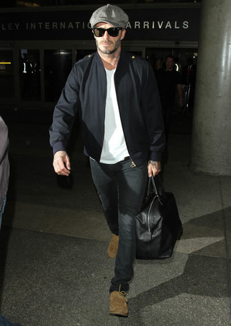 Tenue de David Beckham: Blouson aviateur noir, T-shirt à col rond blanc, Jean noir, Bottines chukka en daim marron clair