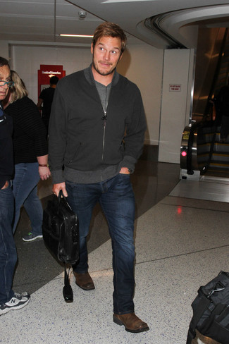 Tenue de Chris Pratt: Blouson aviateur noir, T-shirt à col rond gris, Jean bleu marine, Bottines chelsea en cuir marron foncé