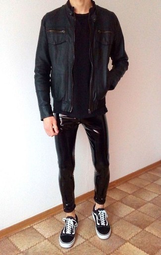 Comment porter un jean en cuir noir: Essaie d'associer un blouson aviateur en cuir noir avec un jean en cuir noir pour une tenue idéale le week-end. Cette tenue se complète parfaitement avec une paire de baskets basses en toile noires et blanches.