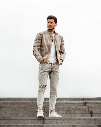 Un blouson aviateur à porter avec un jean gris au printemps: Choisis un blouson aviateur et un jean gris pour un look confortable et décontracté. Une paire de baskets basses en toile blanches est une option parfait pour complèter cette tenue. Cette tenue est un excellent exemple du look totalement printanier.