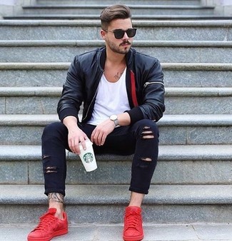 Comment porter un jean skinny déchiré noir: Opte pour un blouson aviateur en cuir noir avec un jean skinny déchiré noir pour une tenue idéale le week-end. Assortis cette tenue avec une paire de baskets basses rouges pour afficher ton expertise vestimentaire.