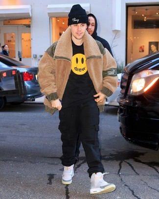 Tenue de Justin Bieber: Blouson aviateur en polaire marron clair, T-shirt à col rond imprimé noir, Pantalon cargo noir, Baskets montantes grises