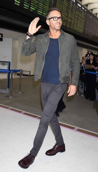 Tenue de Ryan Reynolds: Blouson aviateur en daim gris, T-shirt à col rond bleu marine, Pantalon chino gris foncé, Chaussures derby en cuir bordeaux