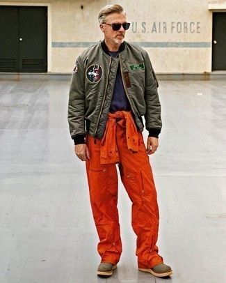 Tenue: Blouson aviateur brodé olive, T-shirt à col rond bleu marine, Salopette orange, Bottes de travail en toile olive
