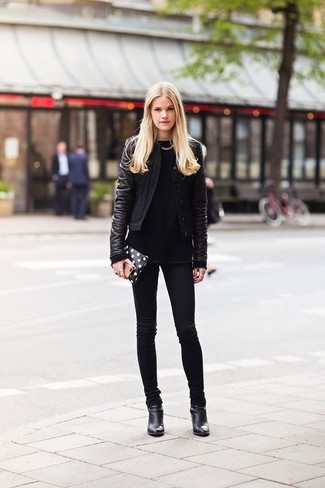 Comment porter un blouson aviateur noir: Marie un blouson aviateur noir avec un jean skinny noir pour une tenue idéale le week-end. Une paire de bottines en cuir noires est une option génial pour complèter cette tenue.
