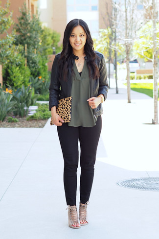 Comment porter un chemisier vert: Essaie d'associer un chemisier vert avec un pantalon slim noir pour une tenue raffinée mais idéale le week-end. Complète ce look avec une paire de sandales à talons en daim beiges.