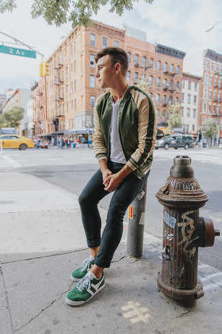 Comment porter des baskets basses vertes: Pense à porter un blouson aviateur vert foncé et un jean skinny gris foncé pour affronter sans effort les défis que la journée te réserve. Une paire de baskets basses vertes est une option parfait pour complèter cette tenue.