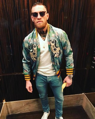 Tenue de Conor McGregor: Blouson aviateur imprimé vert, T-shirt à col en v blanc, Jean skinny bleu, Baskets basses en cuir blanches