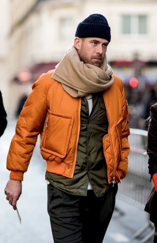 Comment porter une écharpe marron clair: Pour une tenue aussi confortable que ton canapé, harmonise un blouson aviateur orange avec une écharpe marron clair.