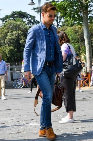 Comment porter des chaussettes à losanges bleues quand il fait chaud
