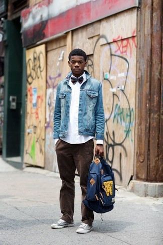 Comment porter un sac à dos bleu