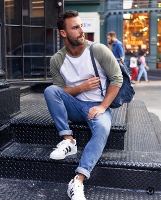 Comment porter un sac à dos bleu
