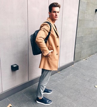 Comment porter un sac à dos bleu pour un style chic decontractés quand il fait chaud