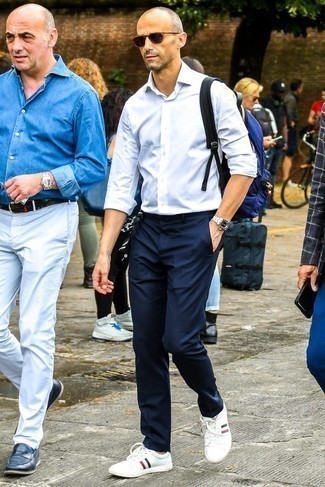 Comment porter un sac à dos bleu pour un style chic decontractés
