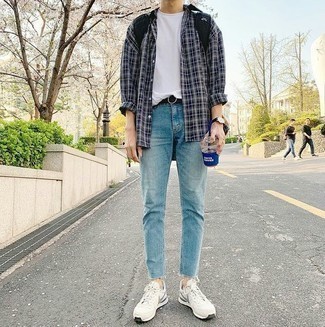 Comment porter un sac à dos bleu pour un style relax quand il fait chaud