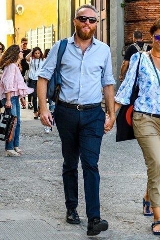 Comment porter un sac à dos bleu pour un style chic decontractés quand il fait chaud
