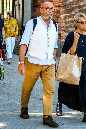 Comment porter un sac à dos bleu pour un style chic decontractés quand il fait chaud