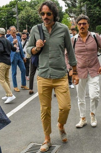 Comment porter un sac à dos bleu pour un style chic decontractés quand il fait chaud