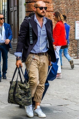 Comment porter un sac à dos bleu pour un style chic decontractés quand il fait chaud