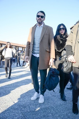 Comment porter un sac à dos bleu pour un style chic decontractés