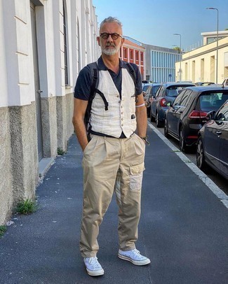 Comment porter un sac à dos bleu pour un style chic decontractés quand il fait chaud