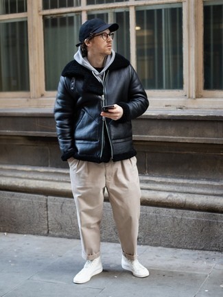 Comment porter une casquette de base-ball bleue en hiver