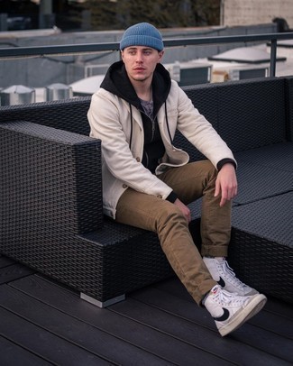 Comment porter un bonnet bleu