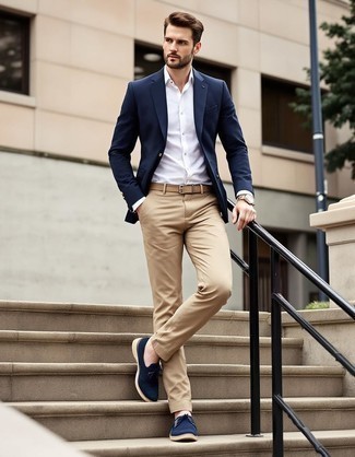 Comment porter un blazer bleu avec des chaussures derby en daim bleues