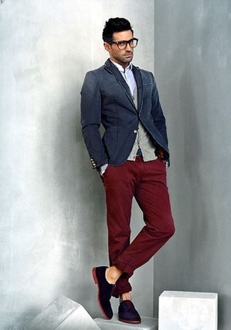 Comment porter un blazer bleu avec des chaussures derby en daim bleues