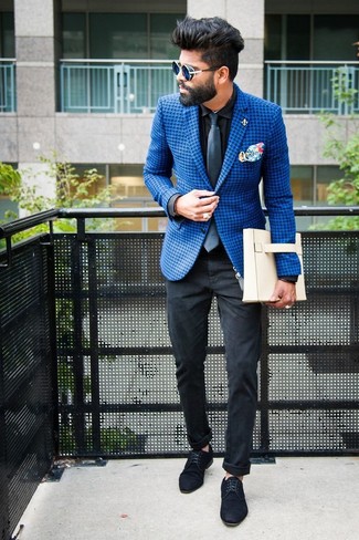 Comment porter un blazer bleu avec des chaussures derby en daim bleues